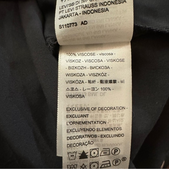 Levi's
Women's 3/4-Sleeve Blouse NWT size L - Picture 7 of 7